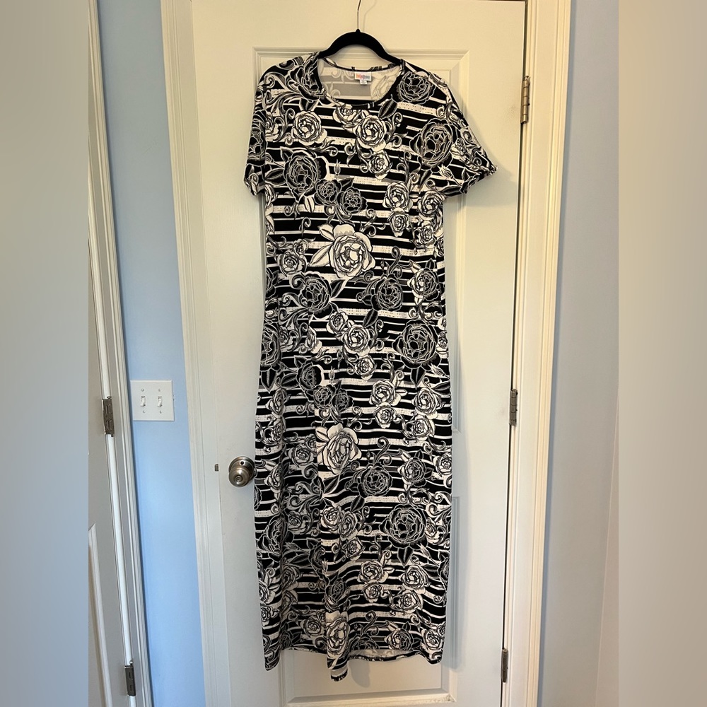 Like new LuLaRoe column maxi dress black white rose floral short sleeve